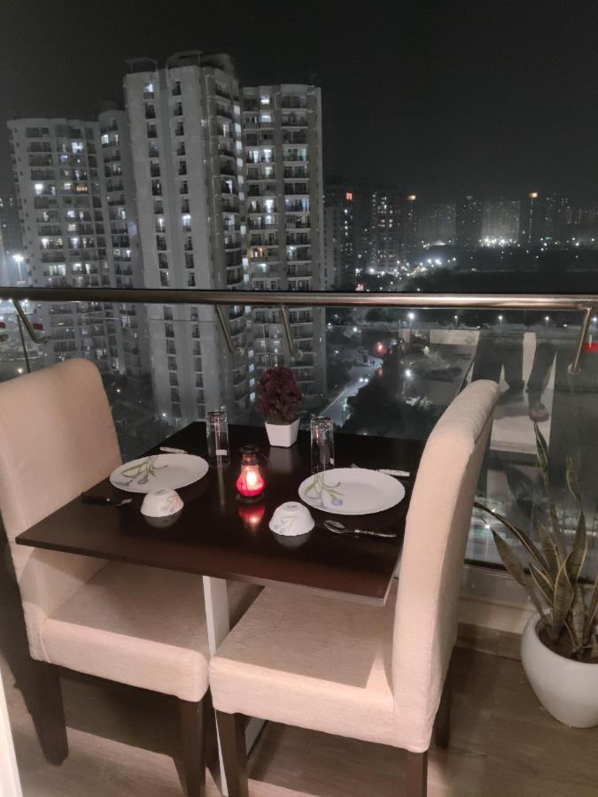 The Forest Stays-Luxury Studio Apartment In نويدا المظهر الخارجي الصورة
