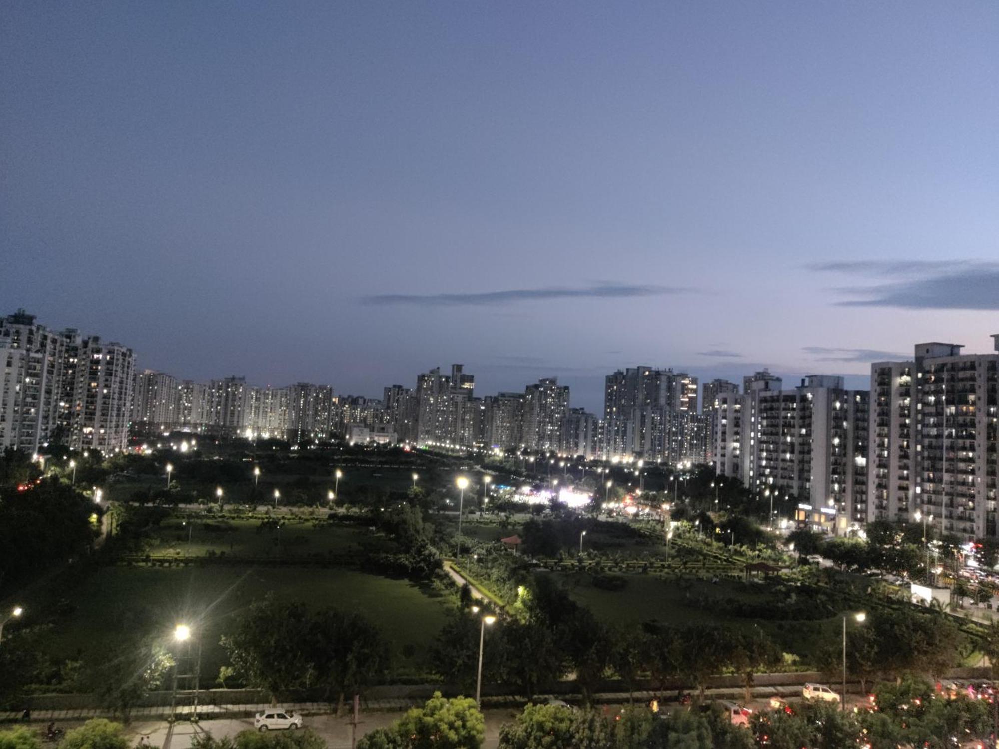 The Forest Stays-Luxury Studio Apartment In نويدا المظهر الخارجي الصورة