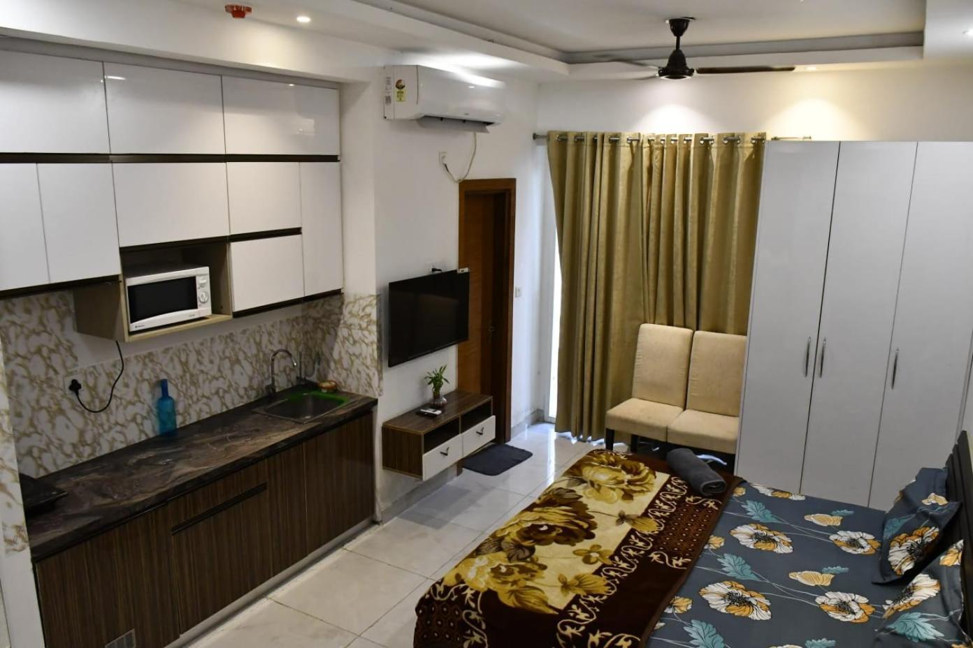 The Forest Stays-Luxury Studio Apartment In نويدا المظهر الخارجي الصورة