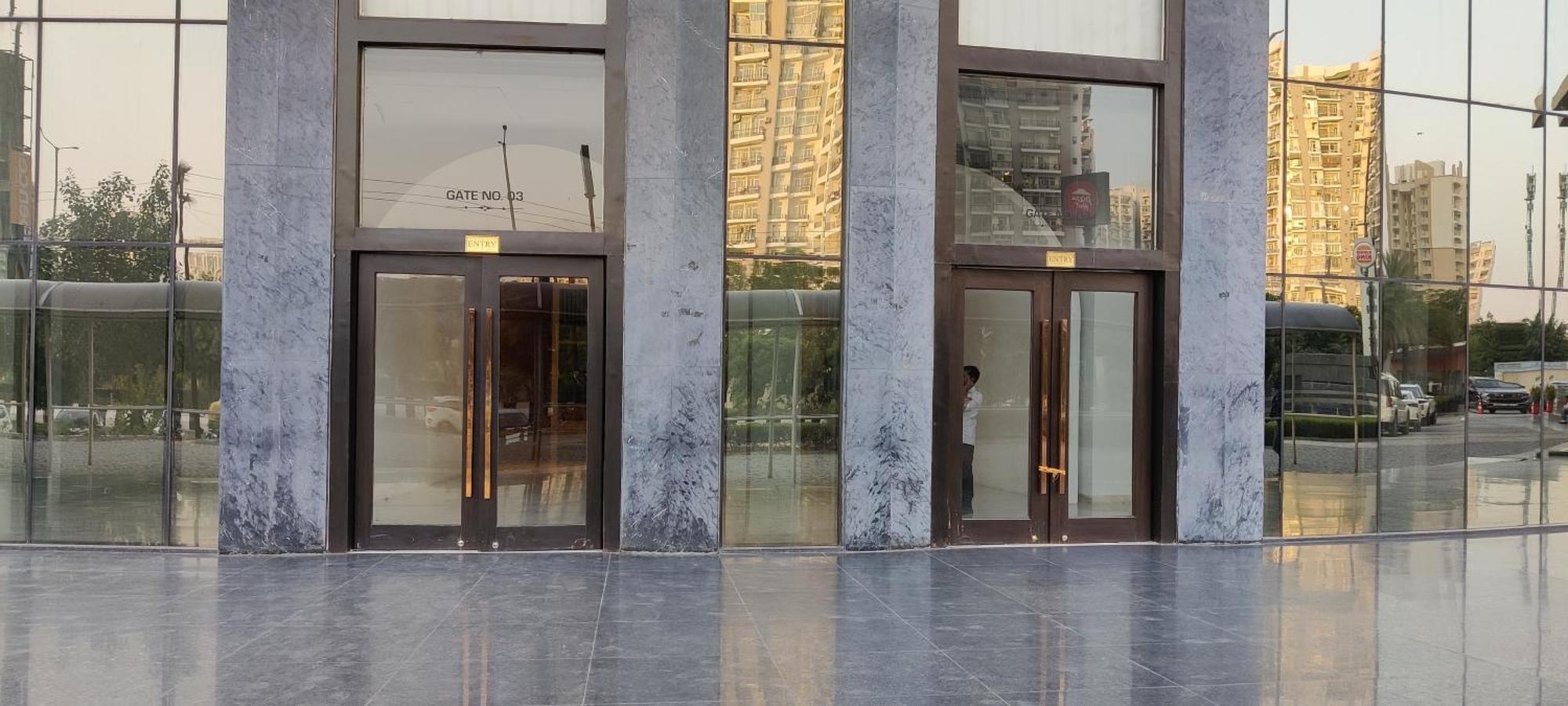 The Forest Stays-Luxury Studio Apartment In نويدا المظهر الخارجي الصورة